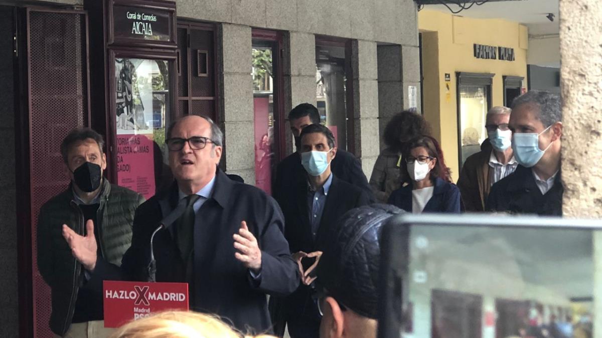El líder del PSOE madrileño visita la ciudad complutense durante la campaña electoral