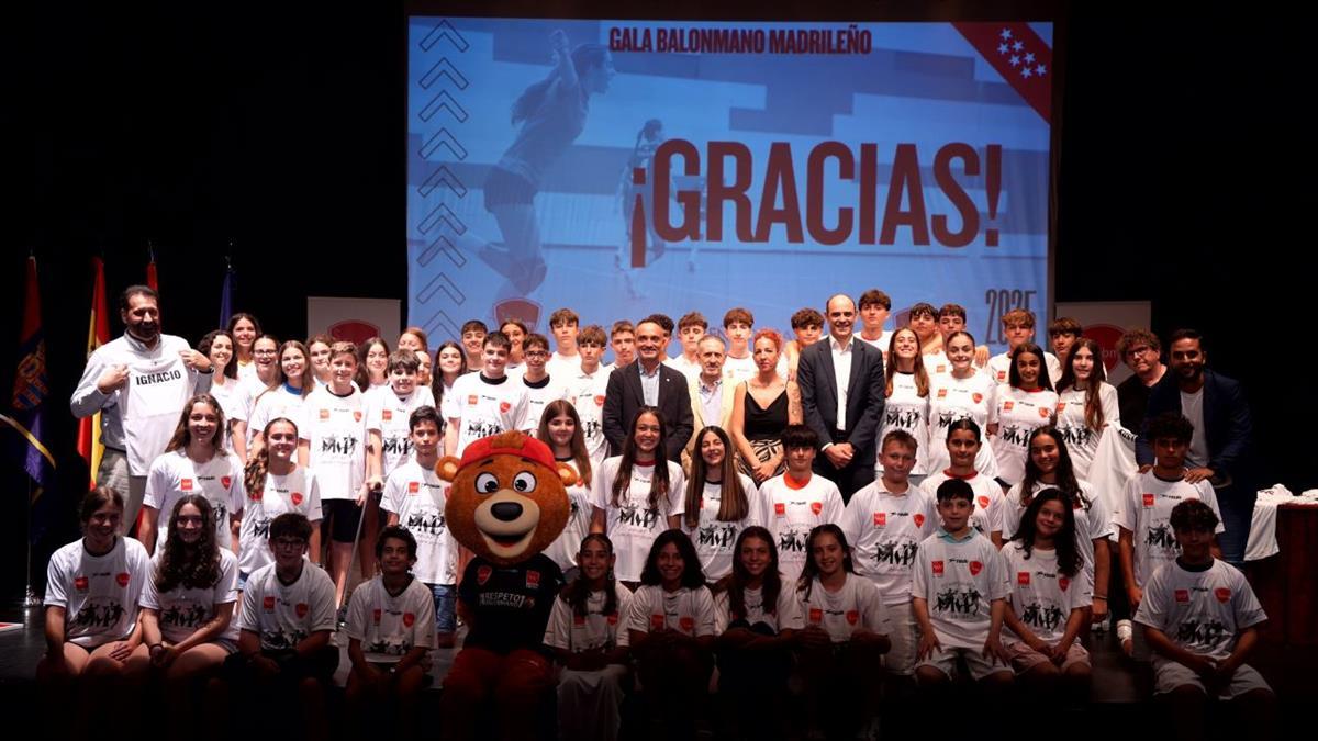 En esta cita se reconoció la labor de jugadores, entrenadores, árbitros y otras personalidades