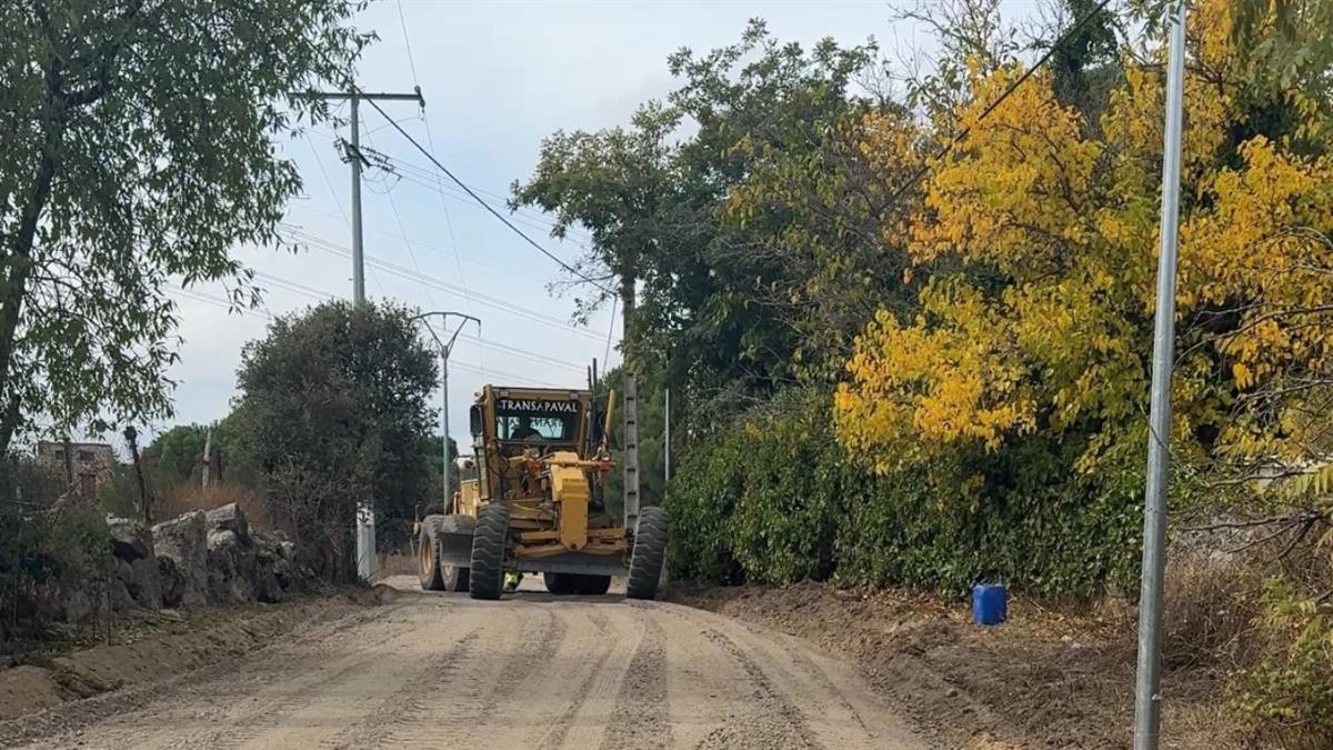 En los caminos y colegios dañados por las inundaciones