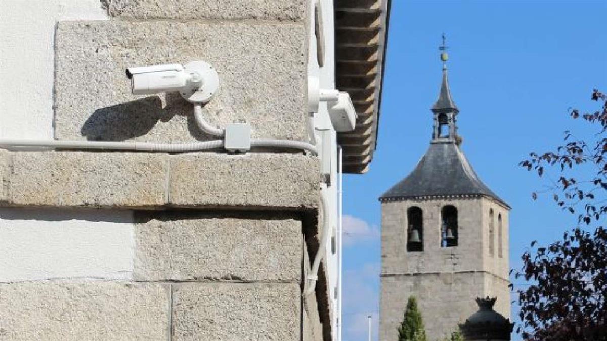 Se trata de dispositivos inteligentes capaces de detectar personas y vehículos en tiempo real, además de generar avisos y notificaciones automáticas 