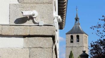 Se trata de dispositivos inteligentes capaces de detectar personas y vehículos en tiempo real, además de generar avisos y notificaciones automáticas 