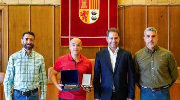 El alcalde de Torrejón entrega la Cruz al Mérito de la Policía Municipal a Salvador Torres Sancha