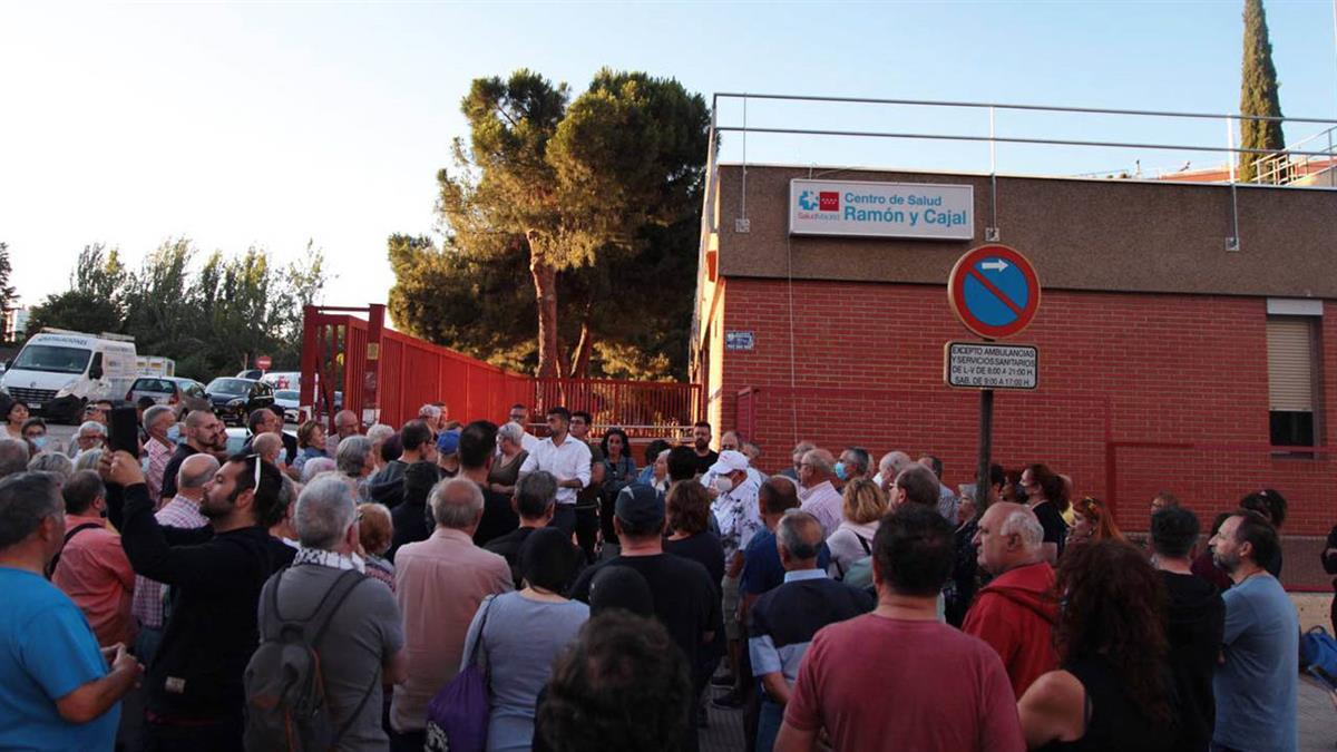 Los municipalistas se han concentrado junto a vecinos y colectivos sociales