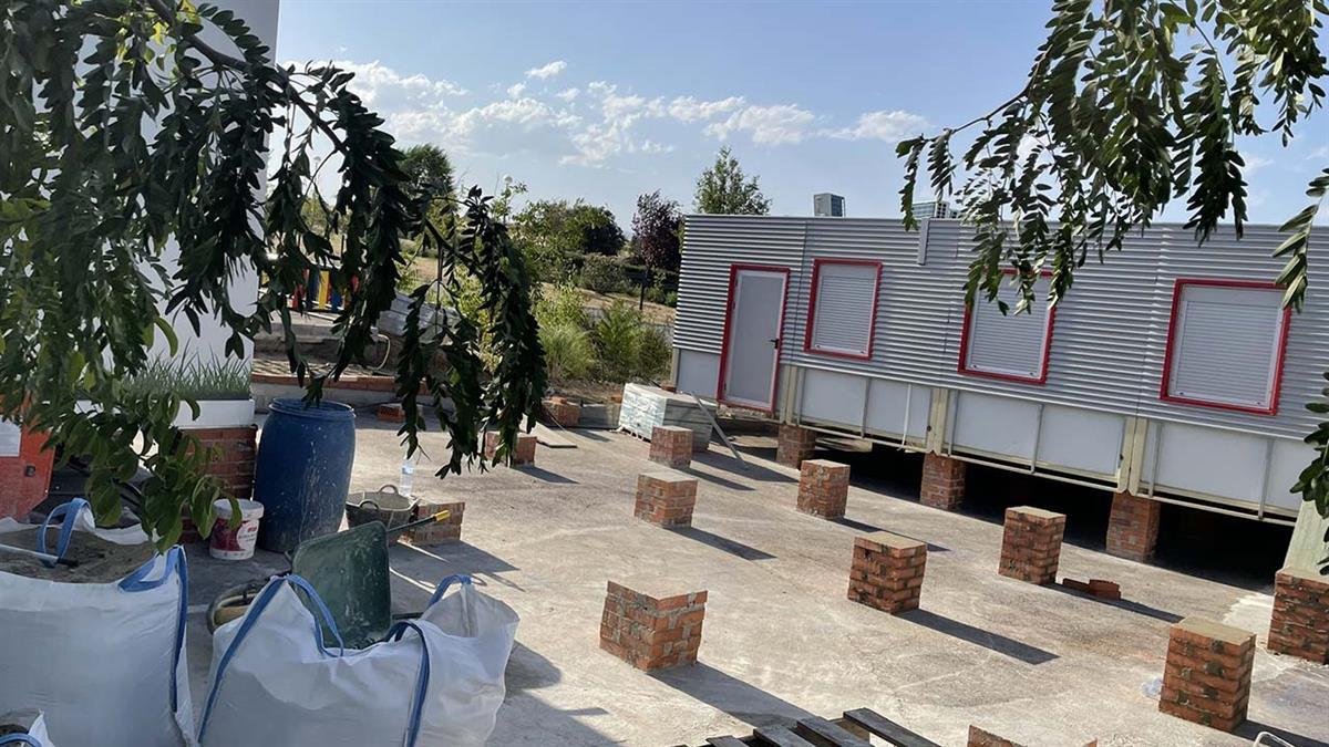 El Colegio Público Héroes del 2 de mayo de Colmenar Viejo, construido por fases, debía haber estado terminado en 2015, pero a día de hoy aún sigue pendiente la construcción de la Fase 3
