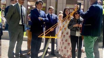 David Pérez ha inaugurado esta muestra pionera, al aire libre, que se puede visitar en los jardines del Palacio de Villa Rosa, sede de la junta municipal
