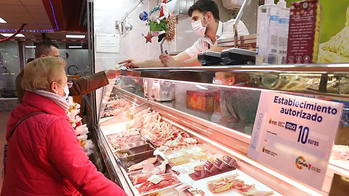 A través de GISA se consigue este doble objetivo con cheques que permiten a las familias con más necesidades adquirir productos frescos en comercios de proximidad de Getafe. En 2020 se ayudó a 762 familias a través de 81 comercios
