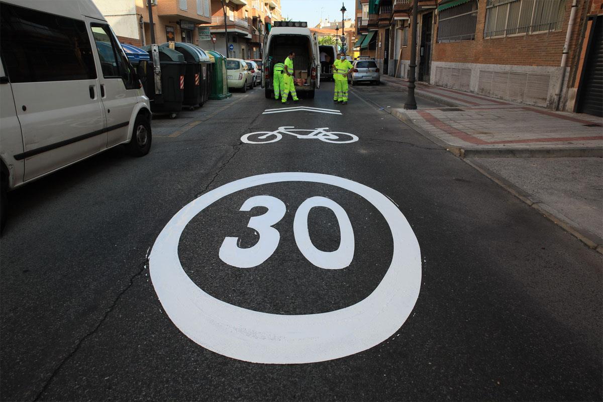 Para ello se ha reducido la velocidad a 30km/h en algunas vías de un único carril y se construirá un amplia red de aparcabicis