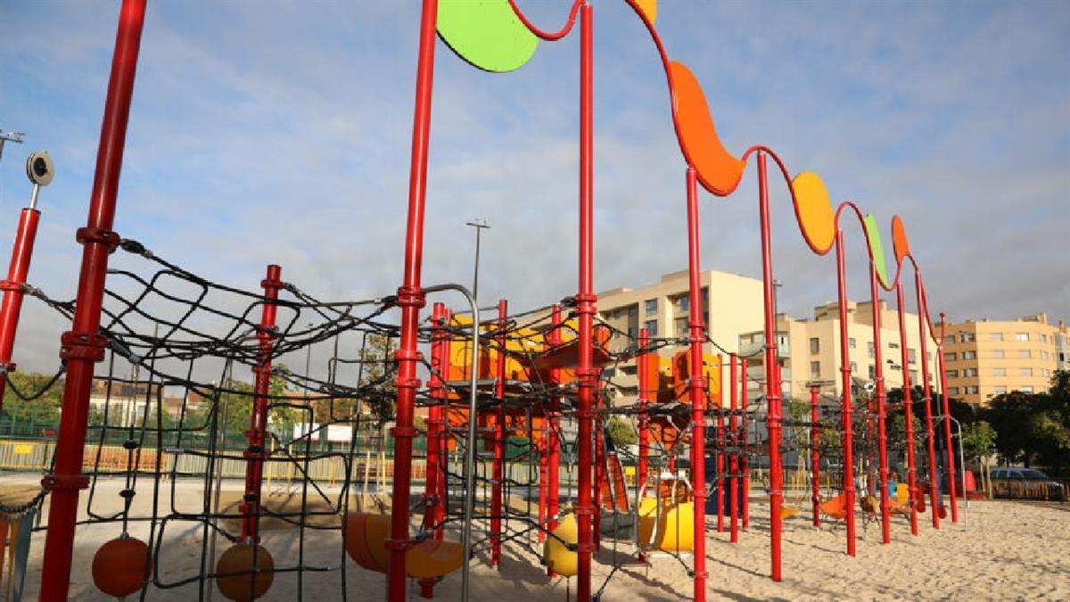 Se han incorporado 32 nuevos árboles en el espacio y una pradera de césped que está en fase de crecimiento