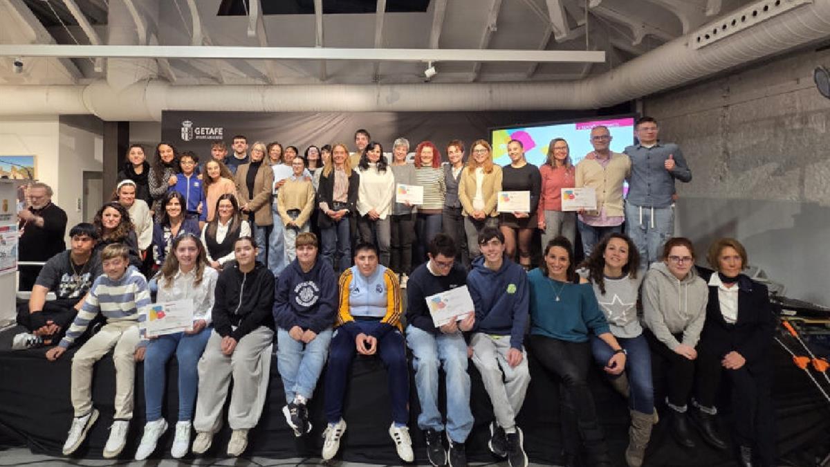 Se ha premiado al CEIP Rosalía de Castro; AMPA del CEIP Daoiz y Velarde; IES Satafi; e IES Ícaro