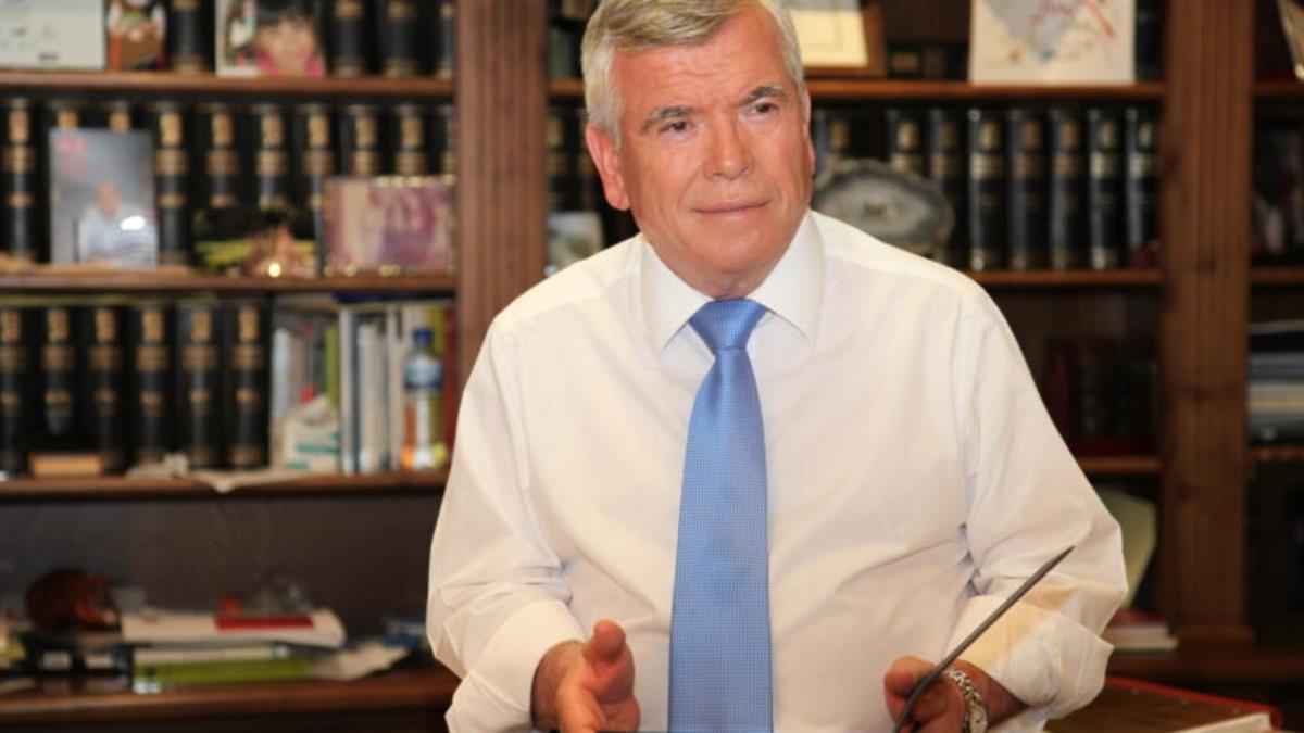 La alcaldesa ha trasladado la propuesta al resto de grupos municipales en reconocimiento al alcalde más longevo de la ciudad