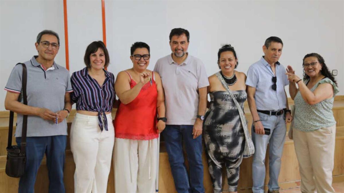 Las asociaciones 'ASBIO' y 'Casa Colombia' ya tienen las llaves de dos espacios en la calle Pizarro