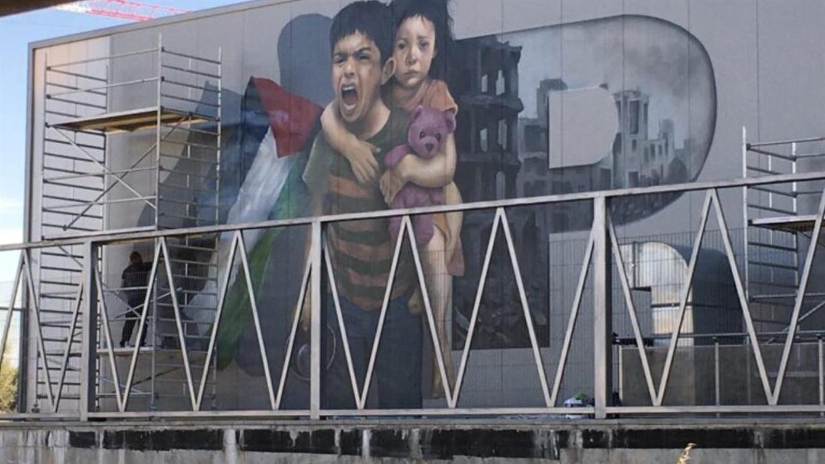 La obra utiliza el arte urbano como lenguaje de conciencia y solidaridad