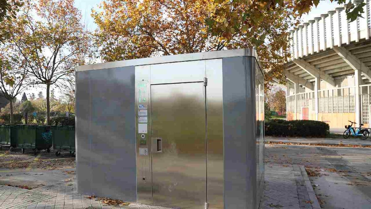 Está situado a la entrada del parque y junto a la plaza de toros