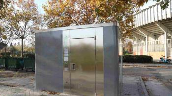 Está situado a la entrada del parque y junto a la plaza de toros