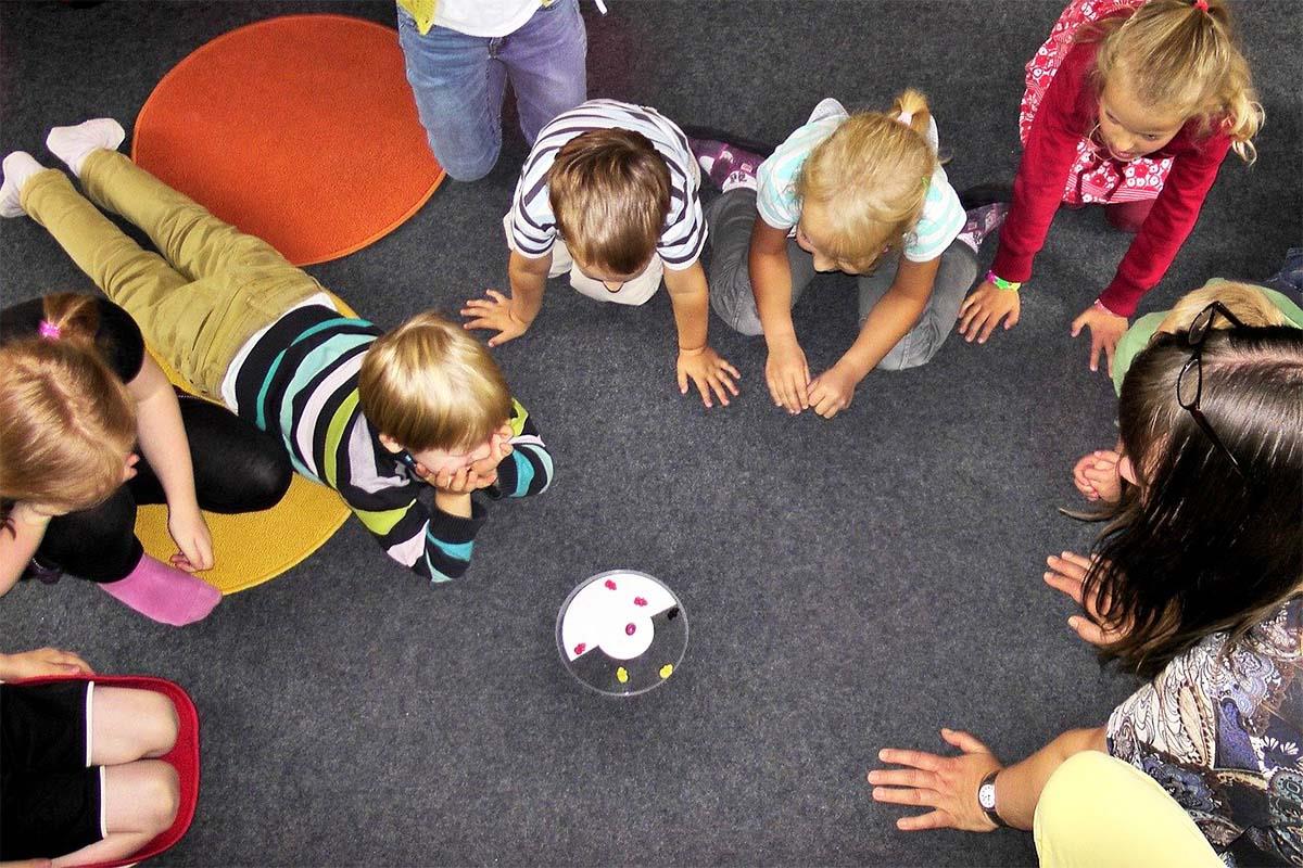 Con ello se pretende favorecer a la conciliación de las familias