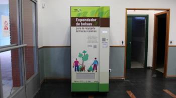 La localidad refuerza el servicio de bolsas para perros con una máquina en cada barrio
