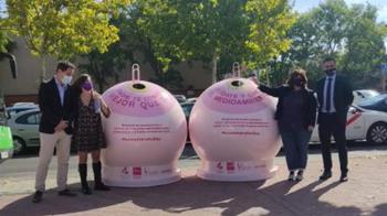 Ecovidrio ha instalado 2 contenedores rosas en el municipio para fomentar el reciclaje de envases de vidrio y la prevención del cáncer de mama