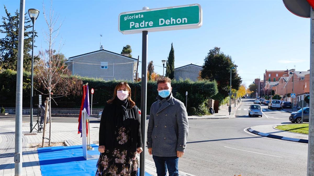 La alcaldesa ha descubierto este miércoles la placa con la señalización 