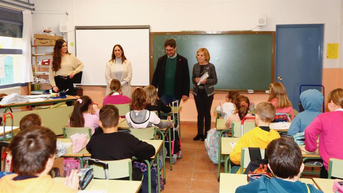 El alcalde y las concejalas de Familia y Educación visitan centros educativos