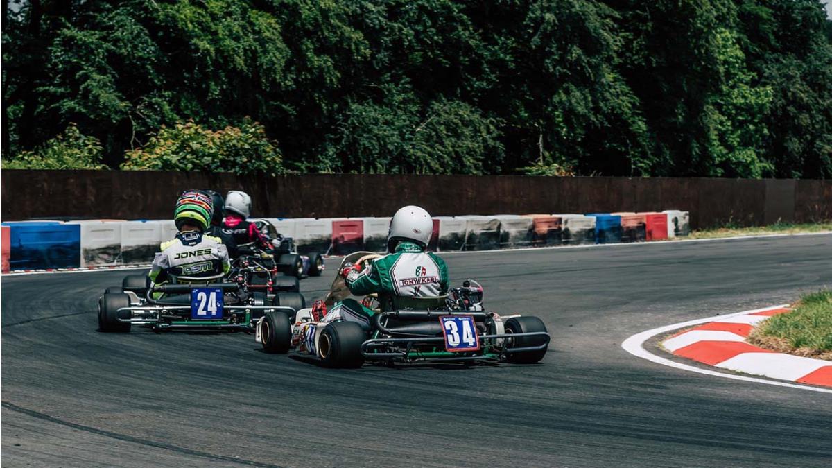 Dos pilotos chocaron y uno de ellos salió disparado