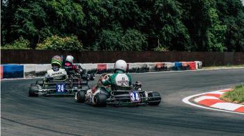 Dos pilotos chocaron y uno de ellos salió disparado