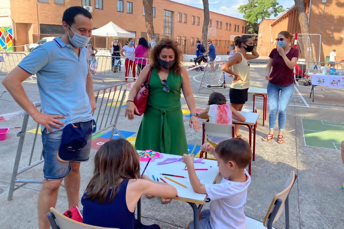 Numerosas familias se acercaron desde primera hora de la mañana al patio del CEIP Cardenal Cisneros para disfrutar de las actividades programadas