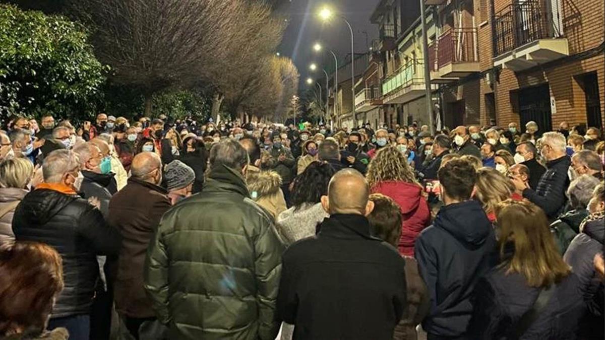Ayuntamientos, oposición y ciudadanos realizaron una concentración ayer en la calle La Presa
