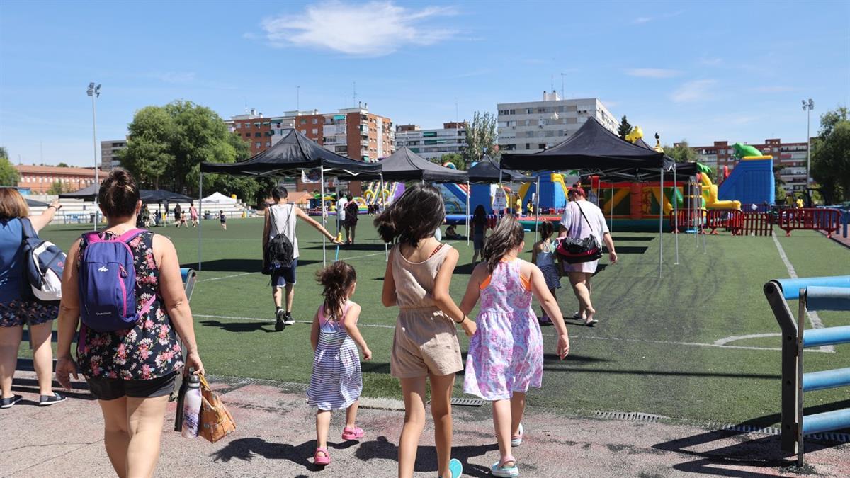 Más de mil niños han disfrutado de toboganes, piscinas, deslizadores y una zona infantil