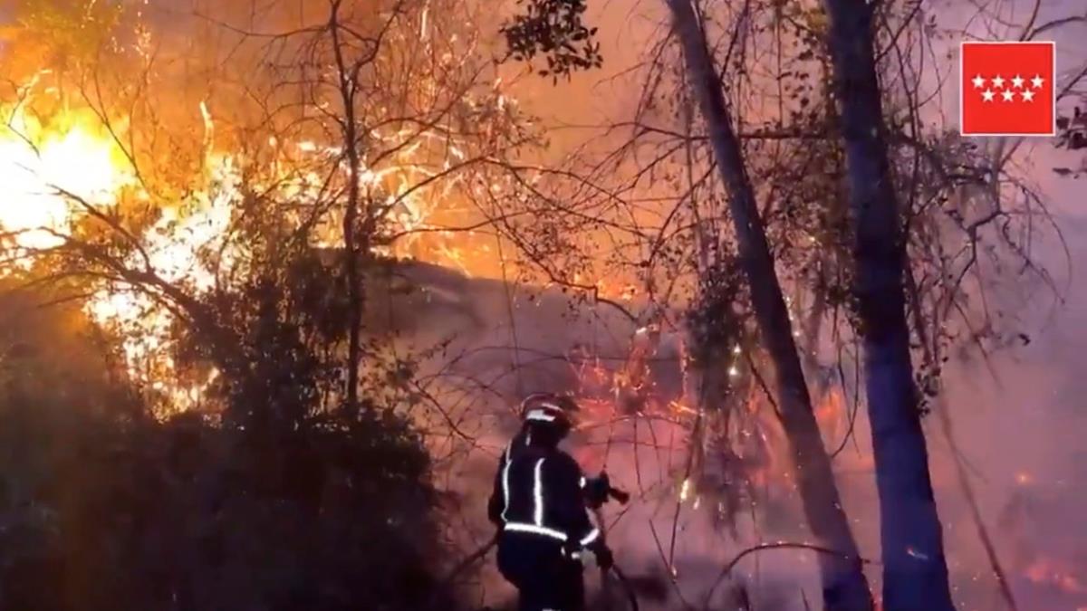 El fuerte viento está haciendo que se propague rápidamente