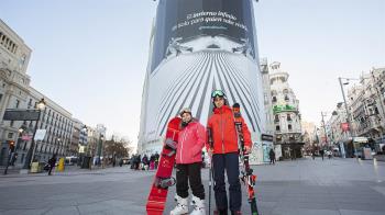 La estación de esquí andorrana reparte forfaits gratuitos entre los madrileños que se han acercado al edificio Metrópolis ataviados con ropa y complementos de esquí