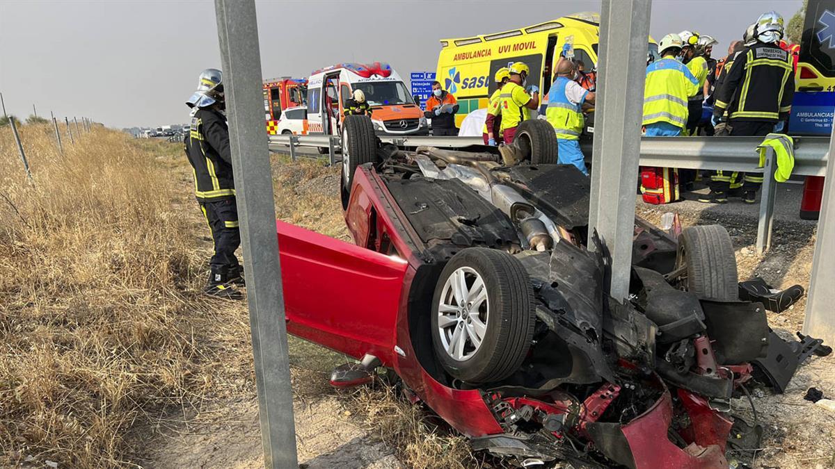 Un turismo impacta contra los pilares de la carretera