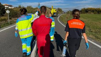 Una motorista de 23 años se sale de la vía 