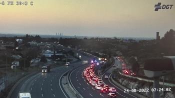 Varios vehículos colisionan en la carretera generando retenciones