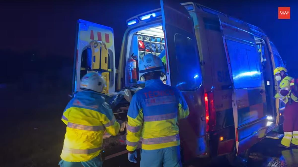 Un coche y un camión chocan frontalmente en la carretera