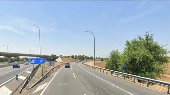 Dos turismos han chocado en la carretera quedando destrozados en la parte trasera