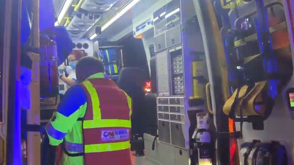 Una conductora se estrella contra el quitamiendos de la carretera