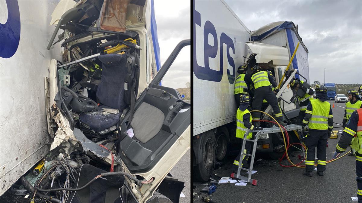Dos camiones colisionan en plena carretera