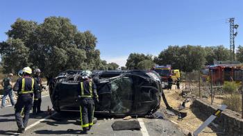 Un turismo vuelca en la carretera