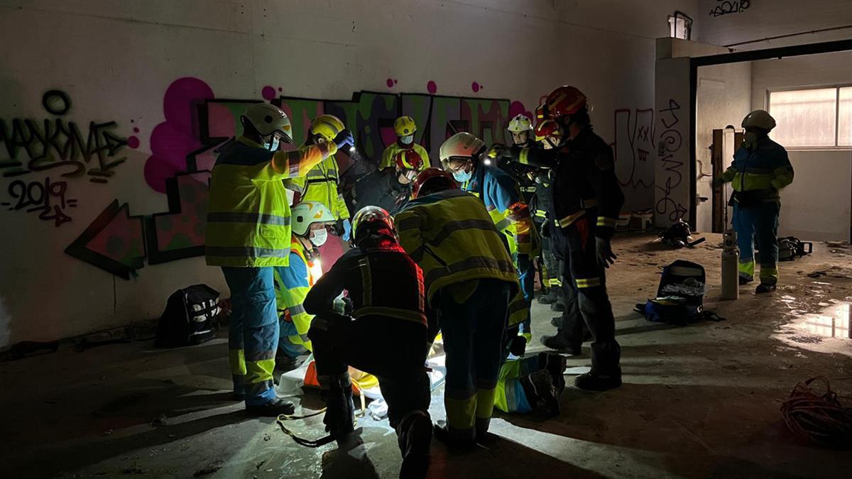 Un hombre de 45 se precipita al suelo desde una altura de seis metros