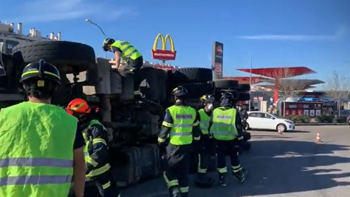 Un camión ha volcado en una rotonda de la ciudad