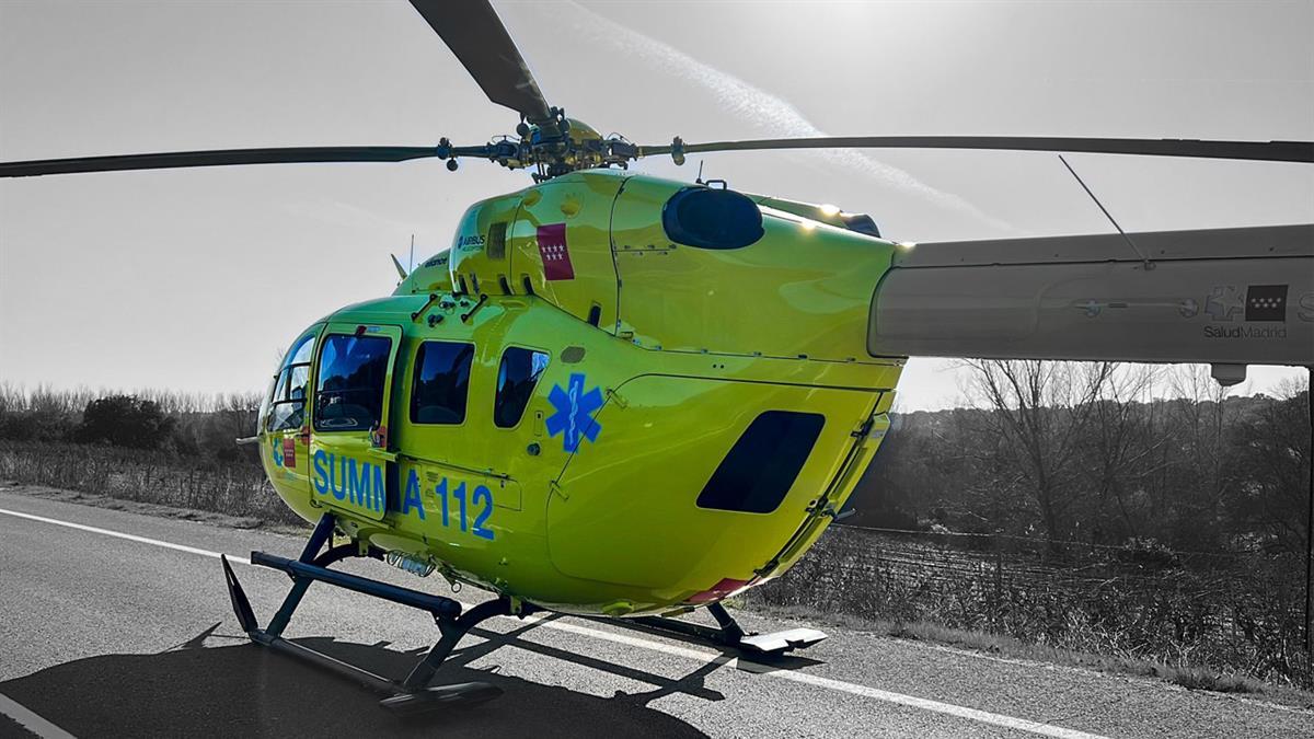 Un coche se sale de la vía y choca contra un árbol