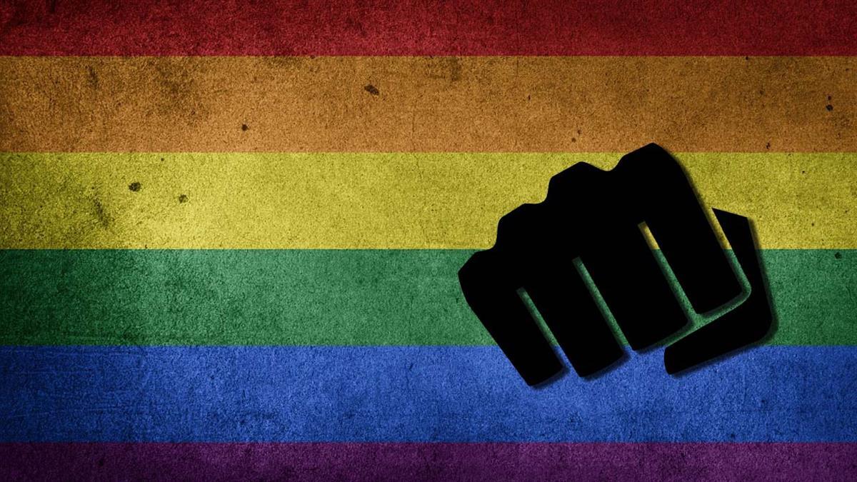 Un hombre insulta y amenaza a dos mujeres que iban acompañadas de su hija menor