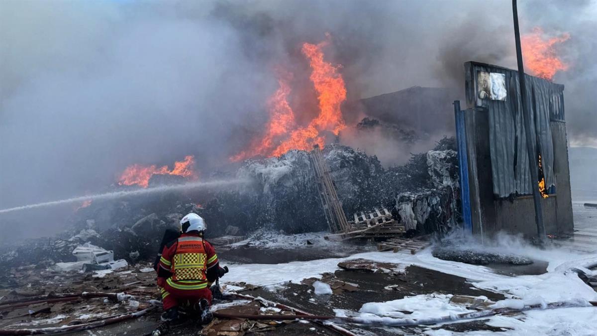 Hasta doce dotaciones de bomberos se han desplazado a la zona