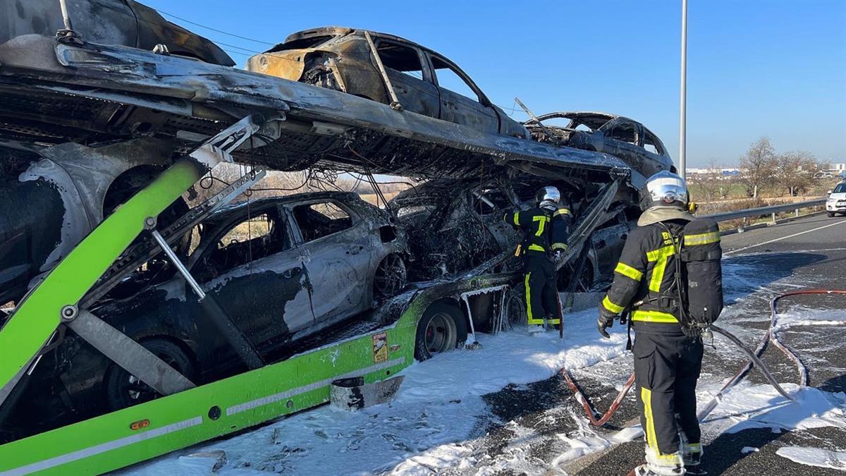 El vehículo portaba varios coches que han quedado calcinados