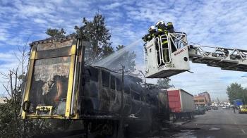 El tráiler transportaba varios vehículos que se ha quemado en su totalidad