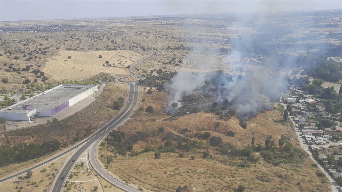 Los Bomberos consiguen que no se extienda a las viviendas