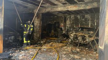 El fuego ha afectado también a la fachada del edificio