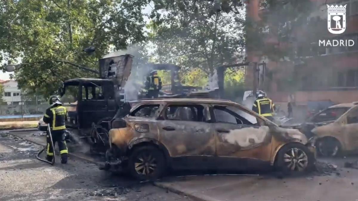 Varios vehículos quedan completamente calcinados