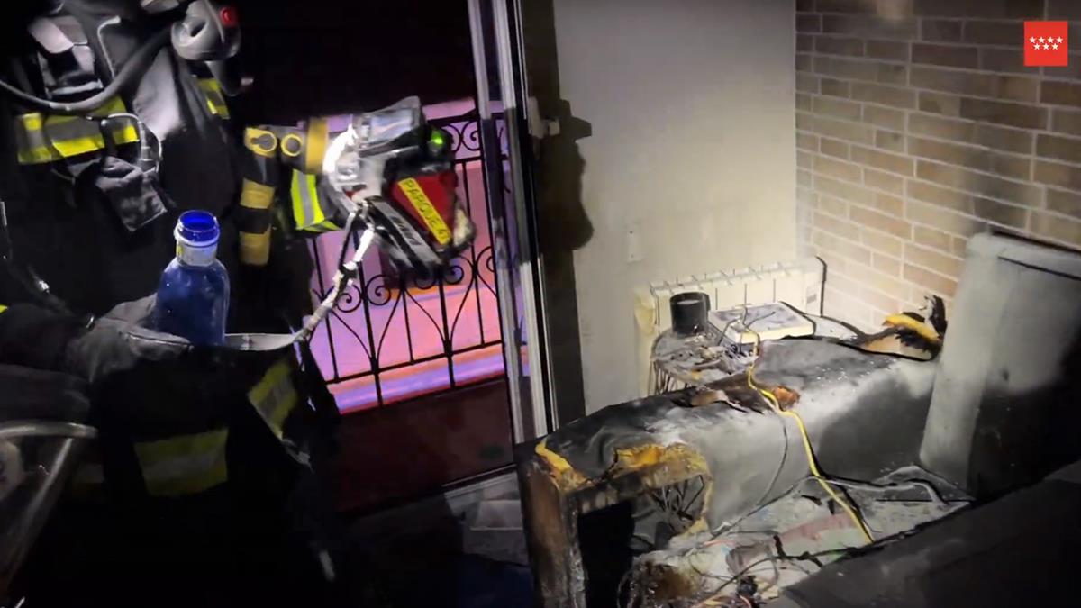 El fuego se originó en el salón y arrasó con la zona