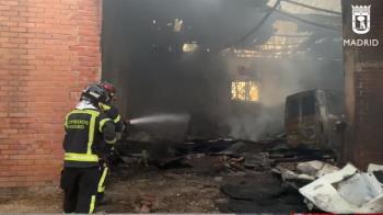 El fuego ha quemado la estructura y dos vehículos